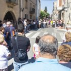 Un moment del minut de silenci pel jove apunyalat.