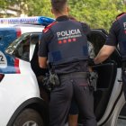 Agents dels Mossos amb un detingut. - MOSSOS