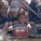 Nens palestins intentant aconseguir menjar a la ciutat de Gaza. - EFE
