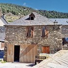 Era façada deth locau en carrèr Carrera de Vilamòs, abans der inici des òbres deth bar. - VILAMÒS