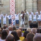 La plaça Major de Guissona es va omplir durant la jornada d’ahir amb desenes de veïns de nacionalitat ucraïnesa. - LAIA PEDRÓS