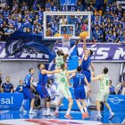 Golomán captura un rebot durant un partit amb el San Pablo. - ACB.COM