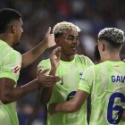 Araujo, Lamine Yamal i Gavi celebren el gol de la victòria per als barcelonistes. - EFE