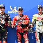 Marc Márquez, al centre, escortat al podi pels italians Di Giannantonio i Morbidelli. - MOTOGP.COM