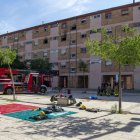 Bombers davant el bloc afectat per l’incendi, el 22 de juliol.