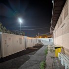 Diverses persones dormint al ras al costat del pavelló de la Fira que funciona com a alberg. - VOX