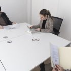 Una parella llegeix les condicions de la hipoteca abans de firmar-la a l’oficina de la notaria. - EUROPA PRESS