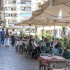 Vista del carrer Sant Martí, on hi ha nombrosos bars i restaurants. - MARC CARBONELL
