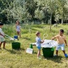 Uns vuitanta nens i els seus familiars van participar ahir en jocs amb aigua al Parc de la Mitjana. - PAERIA