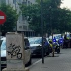 El moment de la detenció del presumpte lladre al carrer General Brito de Lleida