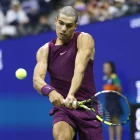 Alcaraz va debutar en el torneig amb un nou look, totalment rapat. - EFE