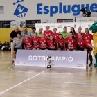 El Lleida HC, amb la copa de subcampiones de la Supercopa. - FEDERACIÓ CATALANA D’HANDBOL