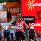 El britànic Turner, de l’equip Ineos, es va emportar la victòria a l’esprint a la localitat francesa de Voiron. - EFE