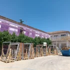 Els treballs per renovar finestres al nou Casal d’Entitats. - A.EL PALAU