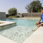 Sergio, un dels amfitrions de la plataforma, ahir al jardí de la seua casa a Raimat. - JORDI ECHEVARRIA