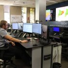 Un tècnic de Protecció Civil treballant al CECAT.