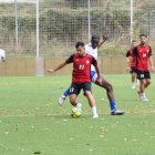 Un jugador del Mollerussa pressiona un rival del Santa Coloma que posseeix la pilota. - C. SANS