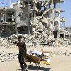 Un palestí camina entre edificis destruïts a Gaza. - EFE/ AHMAD AWAD