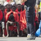 Migrants rescatats diumenge a bord d’un cayuco a prop de la costa canària. - EFE