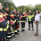 Els reis parlen amb els bombers del Consorci de Zamora en la visita a les zones afectades. - EFE/FRANCISCO GÓMEZ/CASA REIAL