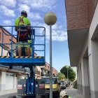 Les obres de renovació de l’enllumenat a Alfarràs (esquerra) i l’ajuntament de Seròs, traslladat temporalment al Casal Cultural. - A.L.B.B.