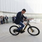 Pedro Sánchez, durant una visita a la fàbrica de bicicletes en una imatge d'arxiu.