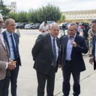 El ministre Hereu, acompanyat per les autoritats lleidatanes, a la seua arribada a l'escorxador de pollastres Avidel del grup Vall Companys.
