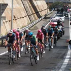 El grup capdavanter de corredors, al seu pas pels voltants de la Seu d’Urgell. - UAE TEAM