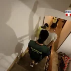 Els agents detenen l’acusat al seu domicili. - ACN