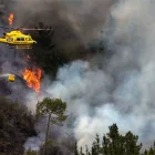 Mitjans aeris treballen per extingir l’incendi a Ibias (Astúries). - EFE