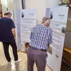 Veïns observant alguns dels plafons. - LAIA PEDRÓS