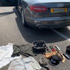 El vehicle y material intervingut als tres presumptes lladres.