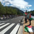 Un grup de persones va mostrar el seu suport a Palestina al pas dels corredors a prop del Pont de Suert. - TXELL CENTENO