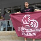 Millán Jiménez, ahir davant del Barris Nord, després de la presentació com a jugador de l’equip lleidatà. - JAVI ENJUANES