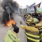 Protestes davant de les Corts de Castella i Lleó per exigir la dimissió del president Mañueco. - EUROPA PRESS