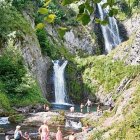 Toristes en tot banhar-se aguest ostiu en Saut deth Pish.