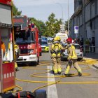 Efectius dels Bombers i de la Guàrdia Urbana, ahir durant l’actuació a Roger de Llúria. - GERARD HOYAS