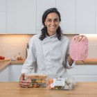 La lleidatana Núria Arnau, amb els menús del Kit Baby, que inclou un pitet de regal. - BENDITO TUPPER