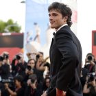 Jacob Elordi va arrasar ahir a la catifa roja de Venècia. - EFE