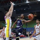 Willy intenta impedir el llançament de Roberson. - EFE