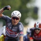 Jasper Philipsen celebra la seua victòria a la meta de Saragossa. - EFE/JAVIER LIZÓN