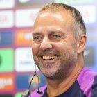 Hansi Flick somriu ahir durant la roda de premsa. - EFE
