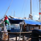 La flotilla salpa cap a Gaza- La Global Sumud Flotilla té previst sortir avui des del port de Barcelona cap a la Franja de Gaza per donar ajuda humanitària. La flotilla comptarà amb 20 vaixells i més de 300 voluntaris, entre ells l’activista Greta Thunberg, l’excaldesa de Barcelona Ada Colau i el regidor barceloní d’ERC Jordi Coronas, a més de protecció diplomàtica.; Array