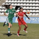 Evelyn prova de controlar una pilota aèria a l’àrea rival, pressionada per una jugadora del Cornellà. - AMADO FORROLLA
