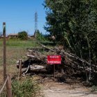 Imatge d’ahir del punt en què el pas pel Camí del Riu està bloquejat amb troncs. - GERARD HOYAS