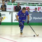 Antonio Miguélez controla una bola en una acció del partit d’ahir. - HOQUEIGREEN