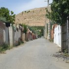Vista d’una de les urbanitzacions de Torrefarrera que reben aigua de reg i no tenen encara connexió a la xarxa municipal d’aigua potable. - GERARD HOYAS