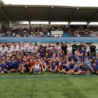 Foto de família del Mollerussa amb els jugadors de la base i l’afició, ahir durant la presentació. - JOAN GÓMEZ