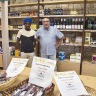 L’alcalde i el responsable de la botiga amb alguns dels molts productes que ofereixen. - LAIA PEDRÓS