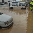 El centre del nucli urbà d’Alfarràs, inundat ahir després de la pluja.